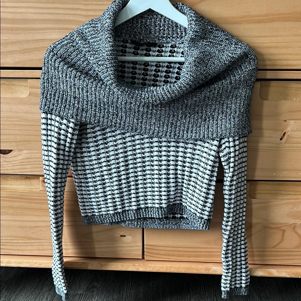 GUESS Cropped Cowl neck sweater